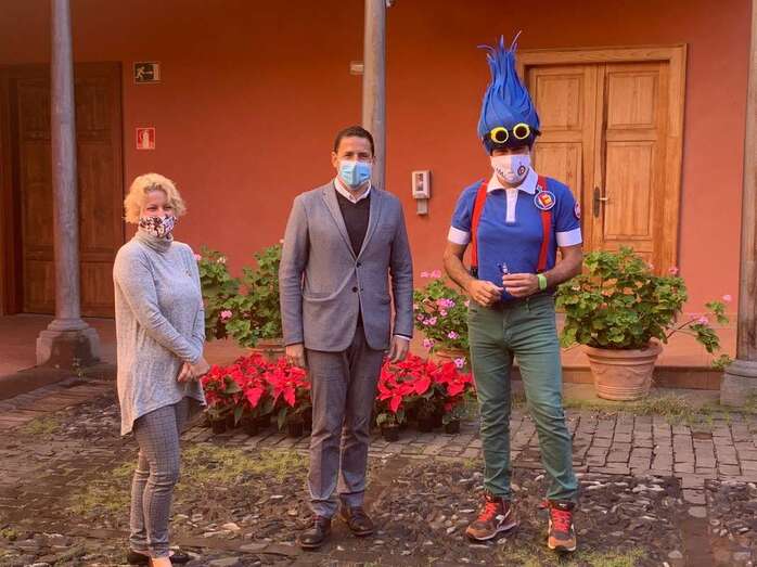 La concejala Auri Saavedra, el alcalde Hector Suárez y Emo El Explorador (Foto TA)